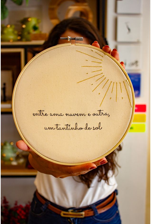 Bastidor Bordado Entre Uma Nuvem e Outra Mimo Galeria -3- Bastidor Bordado Entre Uma Nuvem e Outra Mimo Galeria -3-